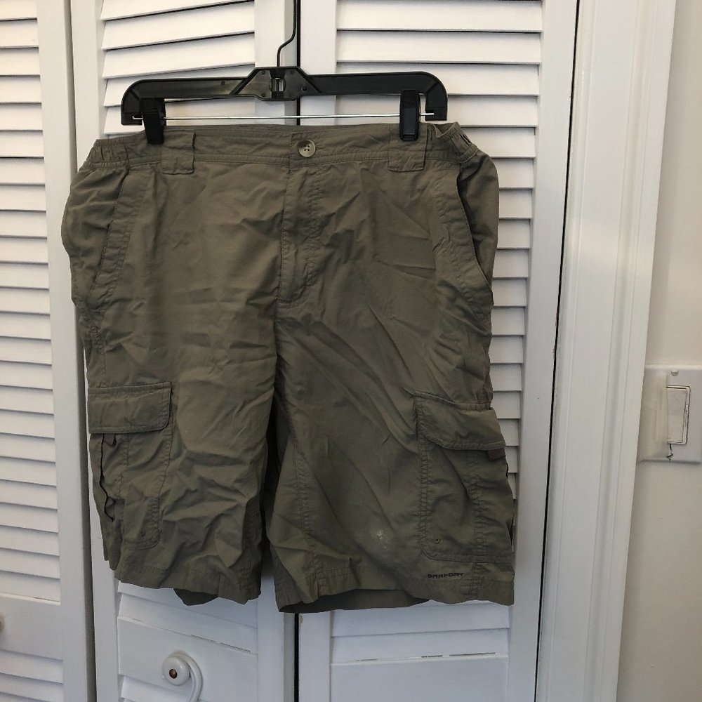 Columbia men hiking green fatigue cargo shorts, Omni-Dry quick dry, lightweight